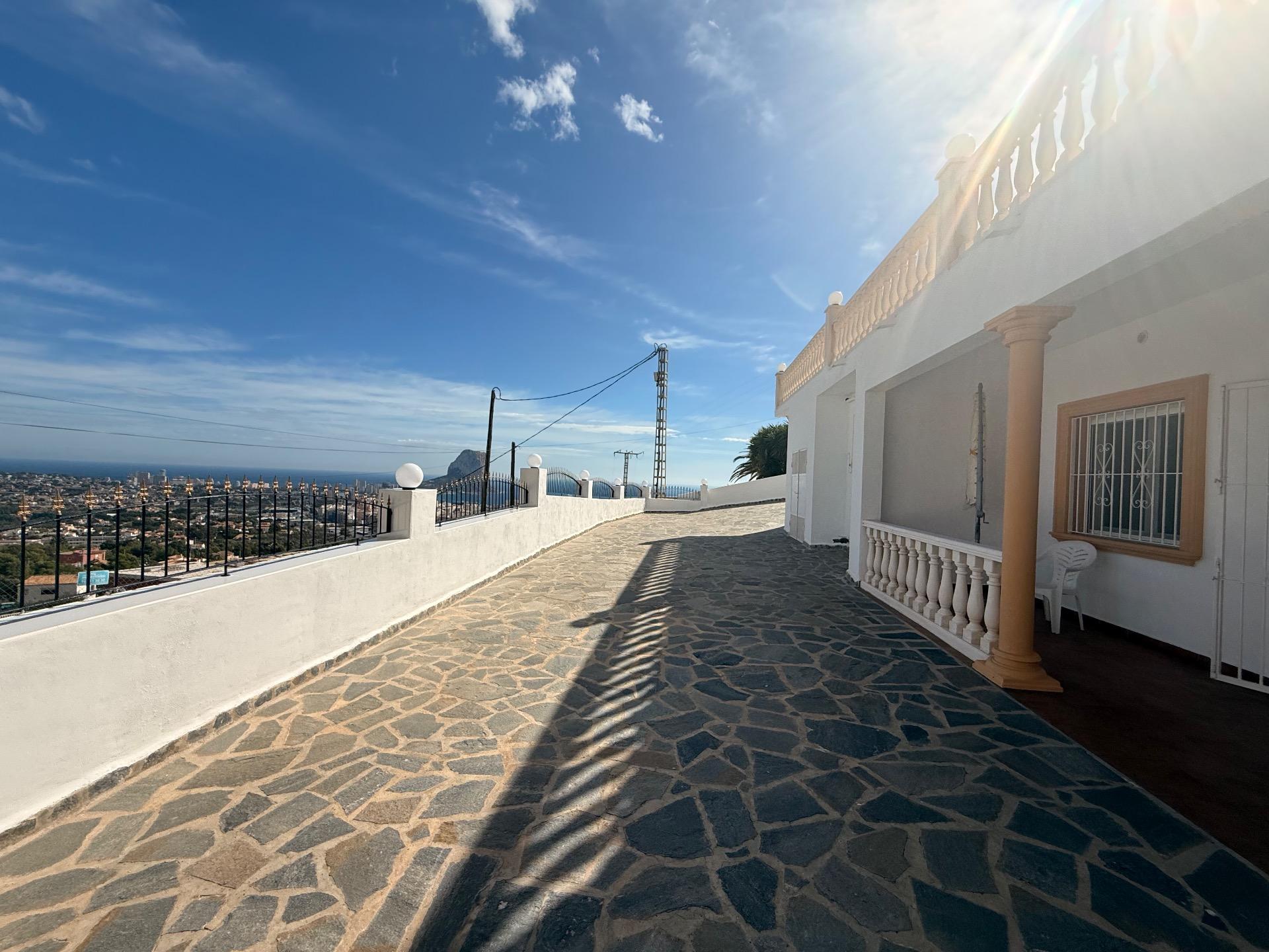 1-25-46 Licht, rust en uitzicht op zee Een indrukwekkende villa in Calpe