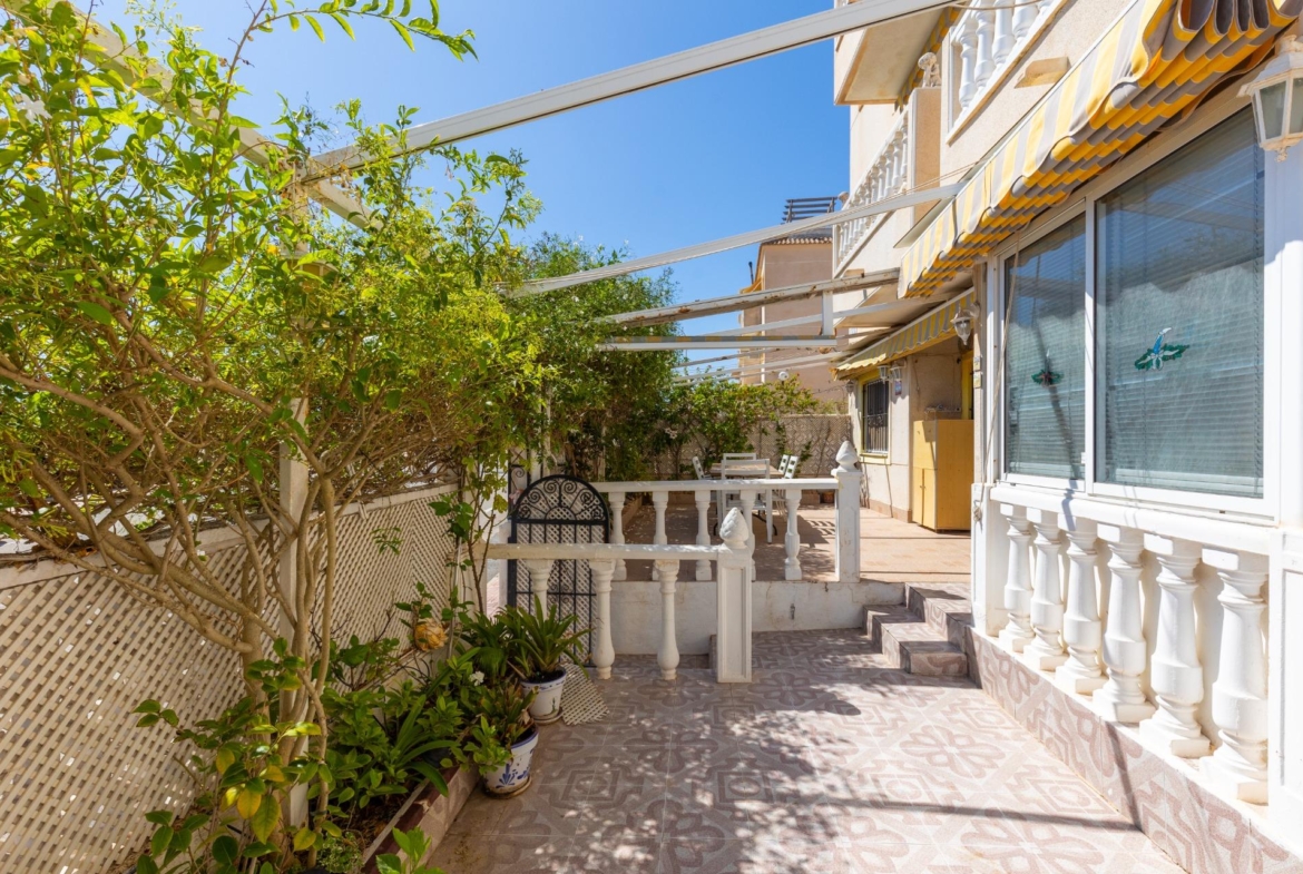 Cozy two houses together with sea views in Torrevieja
