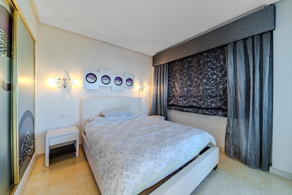 LUXURY VILLA 300 METERS FROM LA MATA BEACH. 5 BEDROOMS. 4 BATHROOMS. SURFACE AREA 438 M2. PLOT 790 M2.