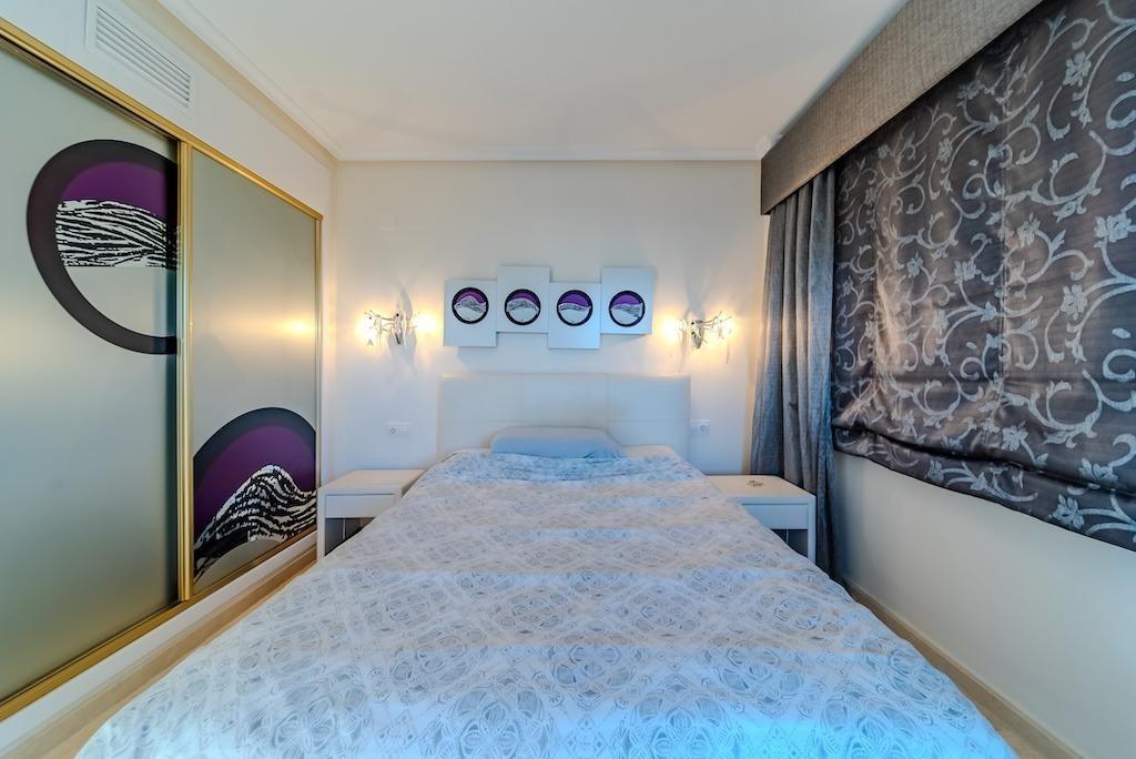 LUXURY VILLA 300 METERS FROM LA MATA BEACH. 5 BEDROOMS. 4 BATHROOMS. SURFACE AREA 438 M2. PLOT 790 M2.