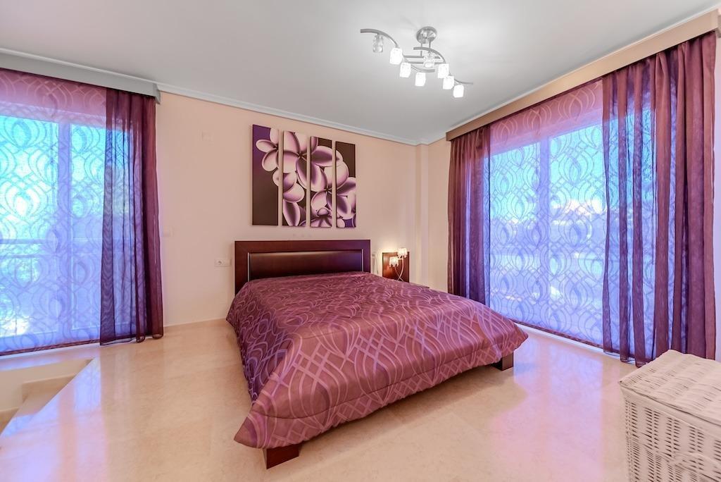 LUXURY VILLA 300 METERS FROM LA MATA BEACH. 5 BEDROOMS. 4 BATHROOMS. SURFACE AREA 438 M2. PLOT 790 M2.