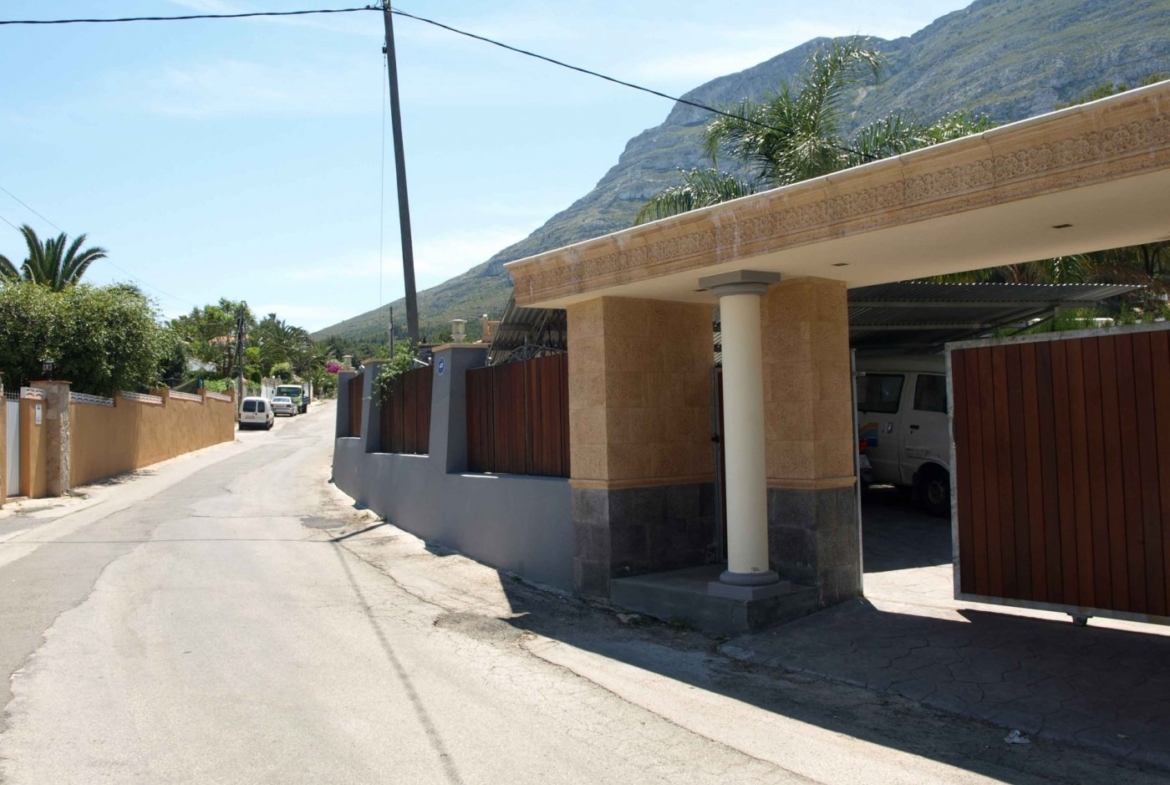 FINCA WITH LUXURY VILLA AND TWO TOWNHOUSES