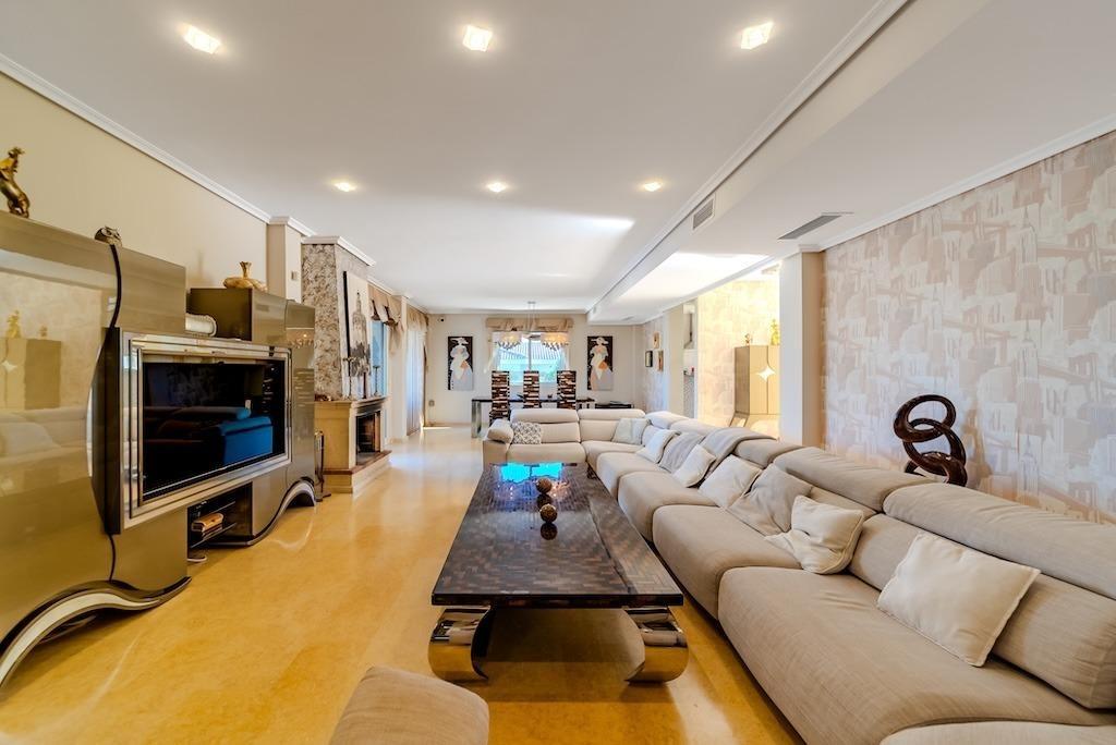 LUXURY VILLA 300 METERS FROM LA MATA BEACH. 5 BEDROOMS. 4 BATHROOMS. SURFACE AREA 438 M2. PLOT 790 M2.