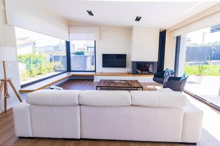 Oportunidad Única en Gijó: Chalet de Lujo con Licencia Turística Activa y Vistas Panorámicas