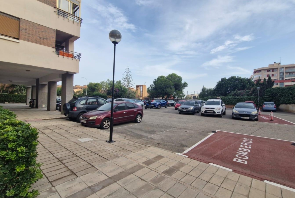 Oportunidad!Un piso totalmente exterior con vistas al mar en urbanización cerrada