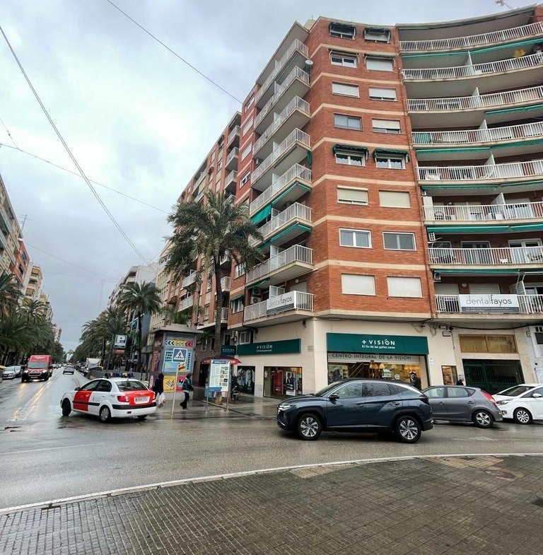 Comfort in the Heart of Gandia: Spacious Apartment with 4 Bedrooms and Proximity to the Railway Stat