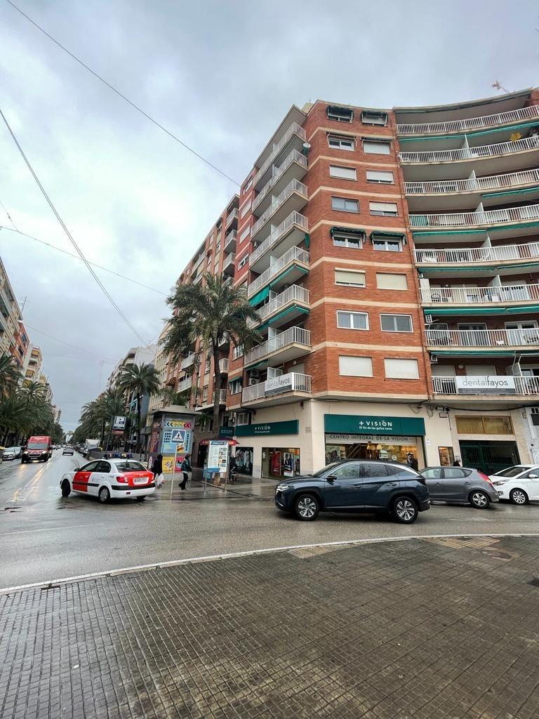 1-3-52 Comfort in the Heart of Gandia: Spacious Apartment with 4 Bedrooms and Proximity to the Railway Stat