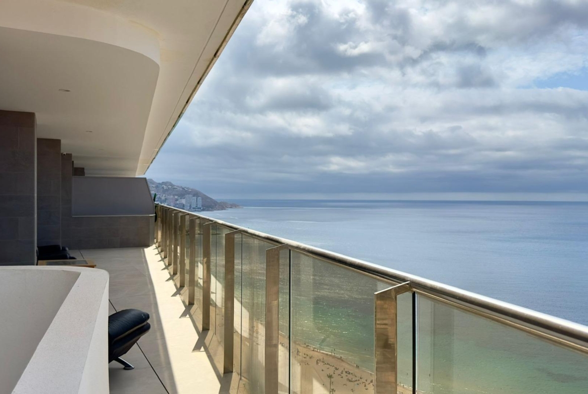 Incredible penthouse in first line of the sea