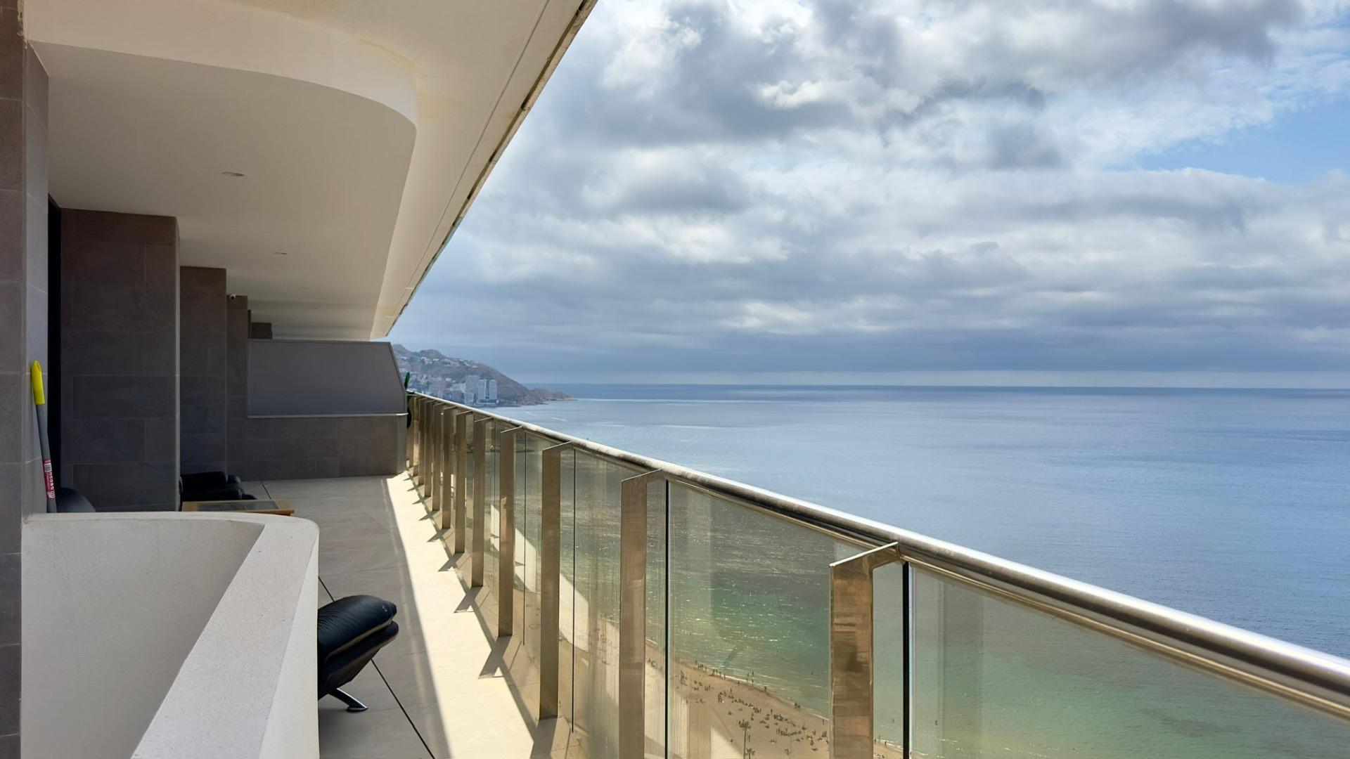 Incredible penthouse in first line of the sea