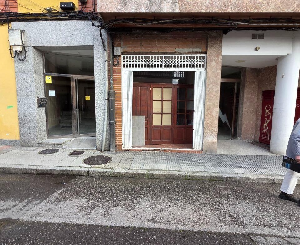 Oportunidad de Inversión: Local Comercial en Oviedo, Zona Fozaneldi-Tenderina