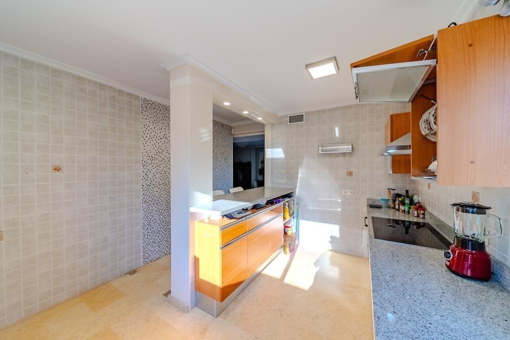 LUXURY VILLA 300 METERS FROM LA MATA BEACH. 5 BEDROOMS. 4 BATHROOMS. SURFACE AREA 438 M2. PLOT 790 M2.