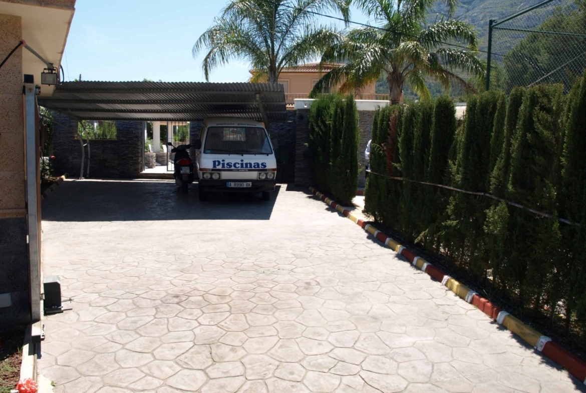 FINCA WITH LUXURY VILLA AND TWO TOWNHOUSES