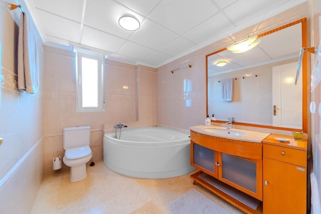 LUXURY VILLA 300 METERS FROM LA MATA BEACH. 5 BEDROOMS. 4 BATHROOMS. SURFACE AREA 438 M2. PLOT 790 M2.