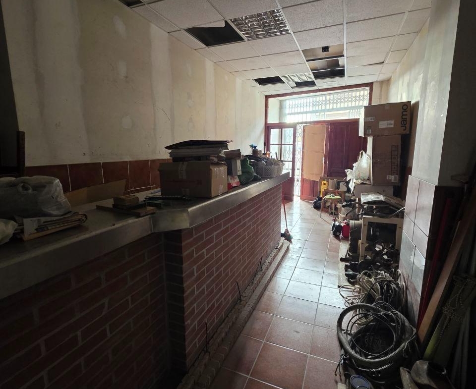 Oportunidad de Inversión: Local Comercial en Oviedo, Zona Fozaneldi-Tenderina