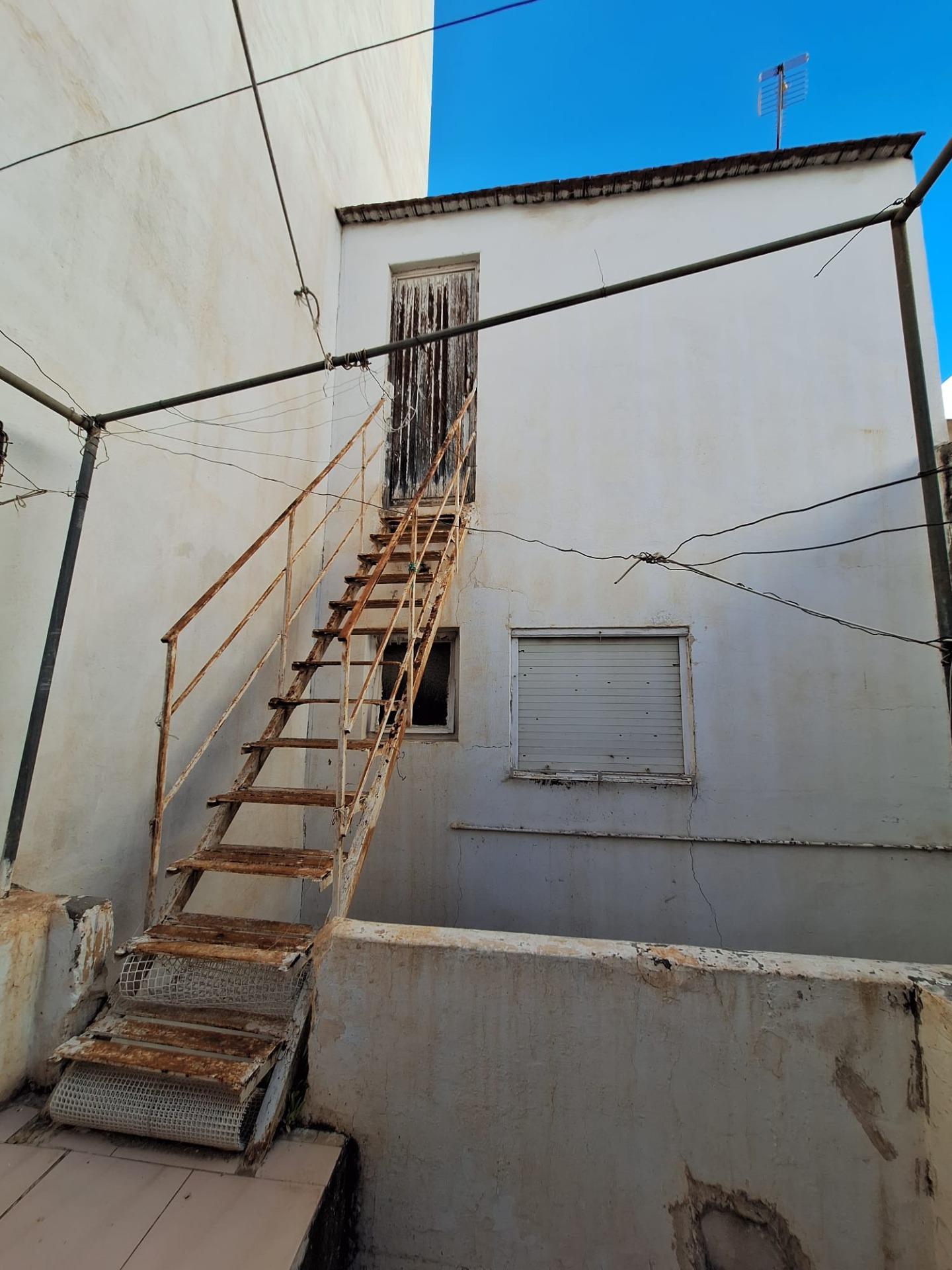 1-33-15 Se vende edificio entero en pleno centro de Torrevieja