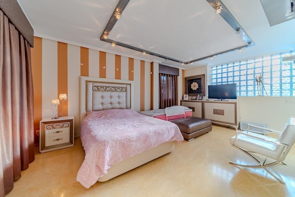 LUXURY VILLA 300 METERS FROM LA MATA BEACH. 5 BEDROOMS. 4 BATHROOMS. SURFACE AREA 438 M2. PLOT 790 M2.