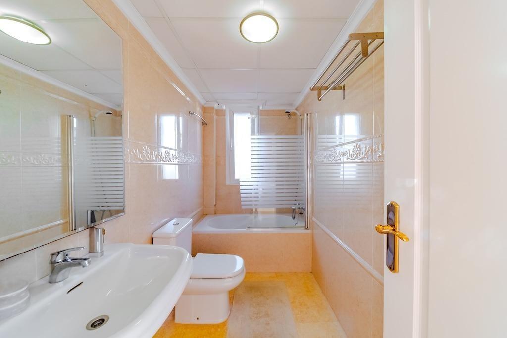 LUXURY VILLA 300 METERS FROM LA MATA BEACH. 5 BEDROOMS. 4 BATHROOMS. SURFACE AREA 438 M2. PLOT 790 M2.