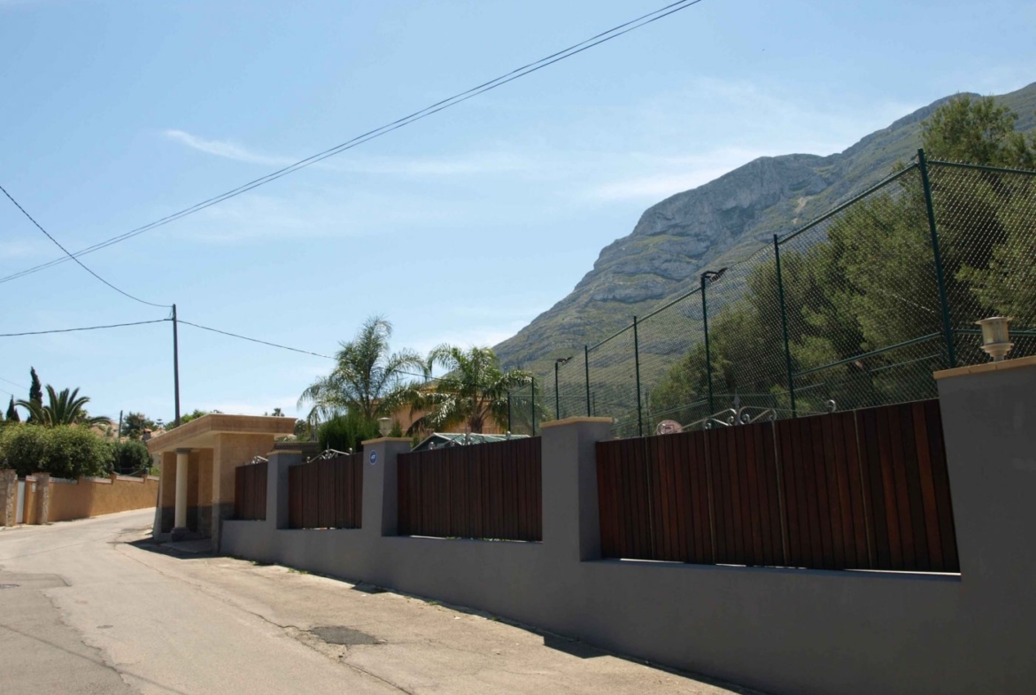 FINCA WITH LUXURY VILLA AND TWO TOWNHOUSES