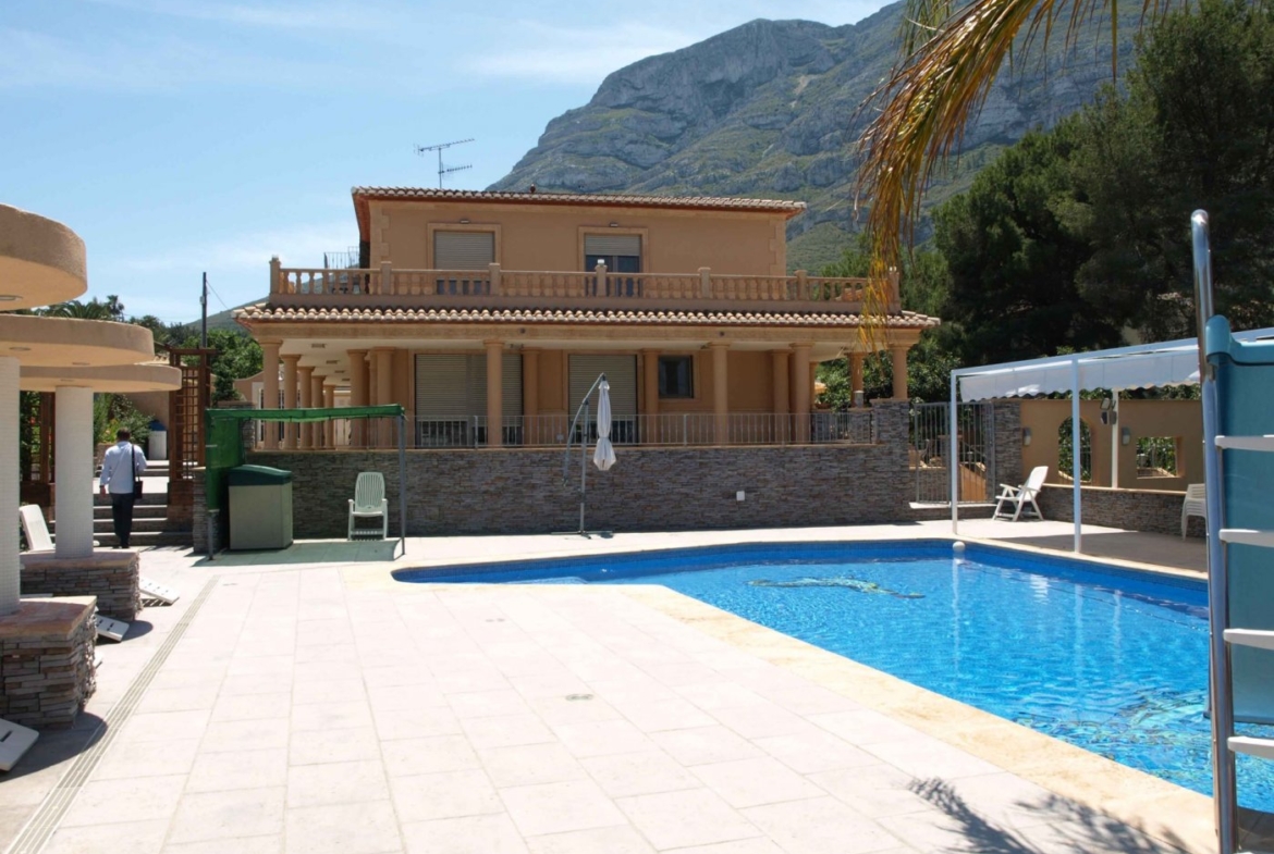 FINCA WITH LUXURY VILLA AND TWO TOWNHOUSES
