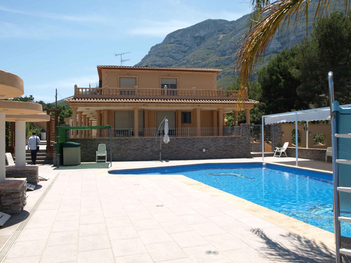 1-37 FINCA WITH LUXURY VILLA AND TWO TOWNHOUSES
