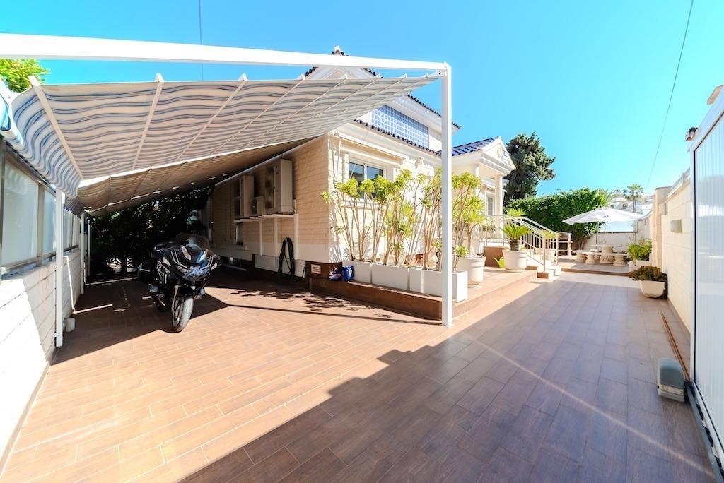 LUXURY VILLA 300 METERS FROM LA MATA BEACH. 5 BEDROOMS. 4 BATHROOMS. SURFACE AREA 438 M2. PLOT 790 M2.