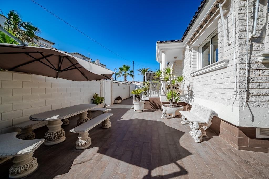 LUXURY VILLA 300 METERS FROM LA MATA BEACH. 5 BEDROOMS. 4 BATHROOMS. SURFACE AREA 438 M2. PLOT 790 M2.