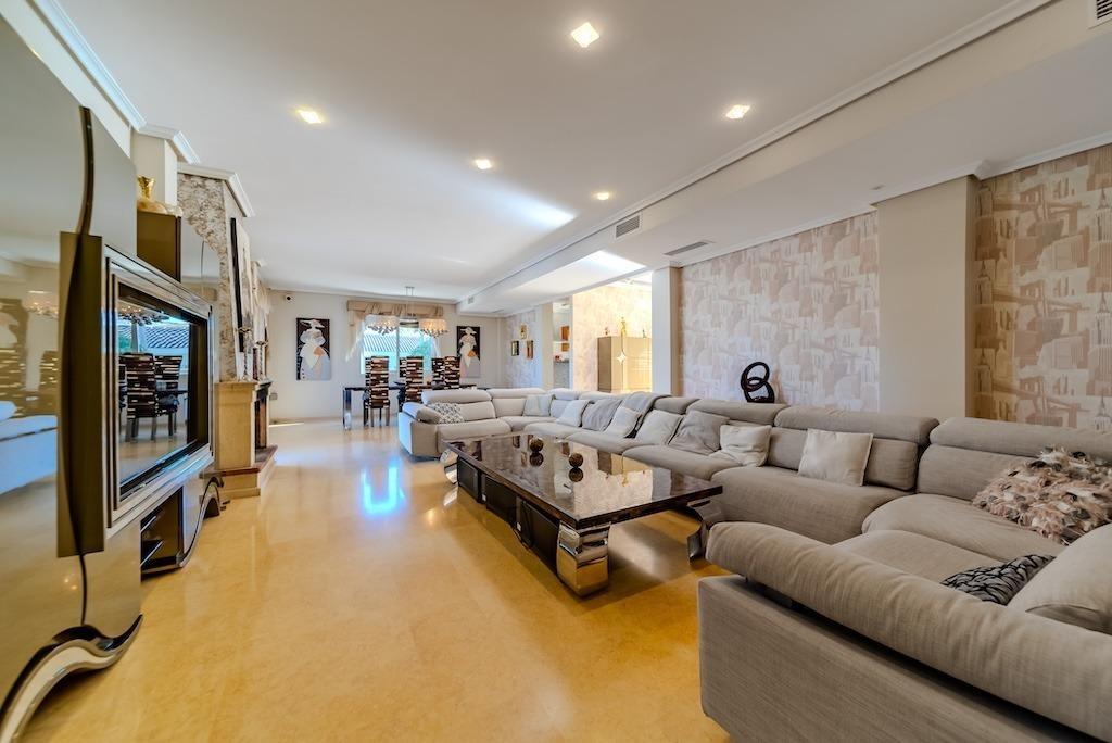 LUXURY VILLA 300 METERS FROM LA MATA BEACH. 5 BEDROOMS. 4 BATHROOMS. SURFACE AREA 438 M2. PLOT 790 M2.