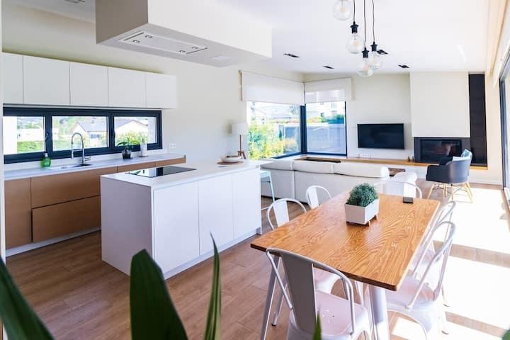 Oportunidad Única en Gijó: Chalet de Lujo con Licencia Turística Activa y Vistas Panorámicas