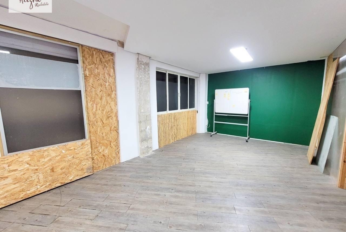 An excellent investment property is offered for sale in one of Valencia’s most promising neighborhoods — Benicalap