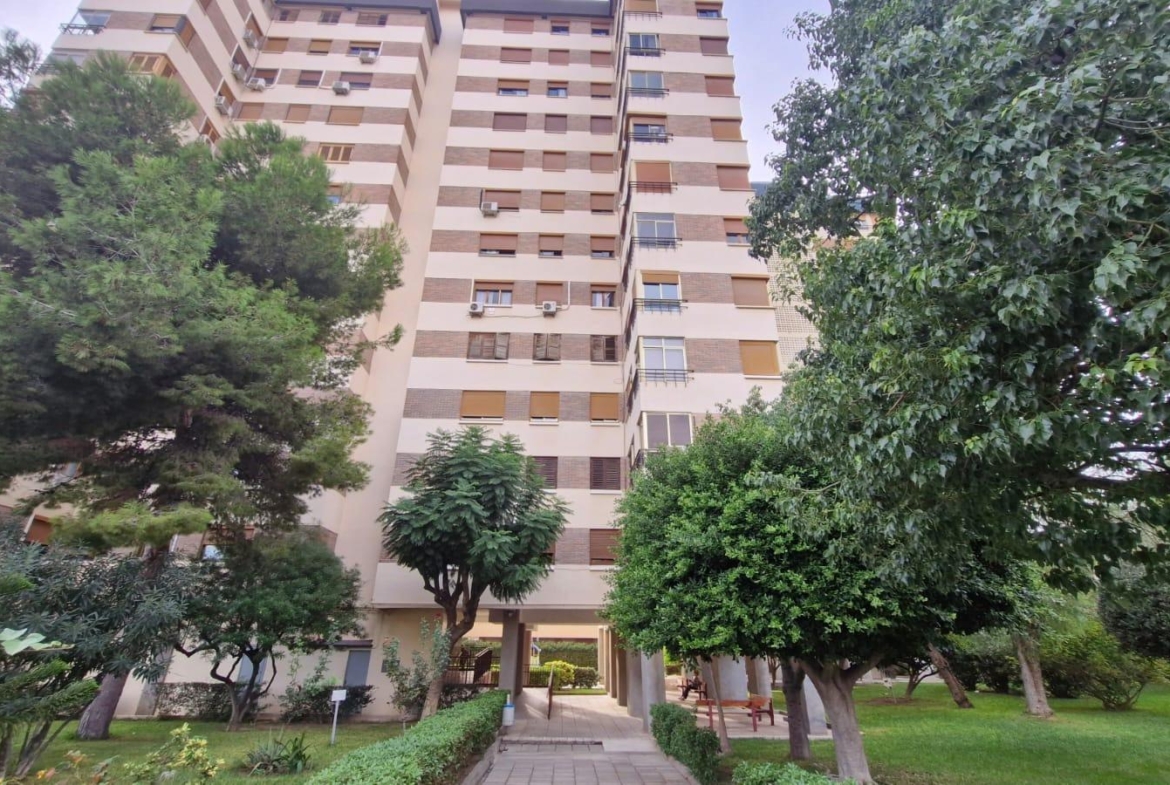 Oportunidad!Un piso totalmente exterior con vistas al mar en urbanización cerrada