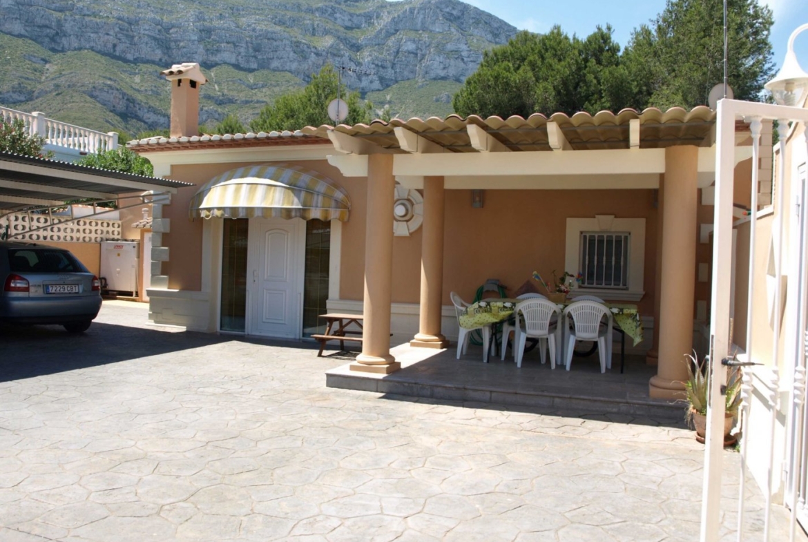 FINCA WITH LUXURY VILLA AND TWO TOWNHOUSES
