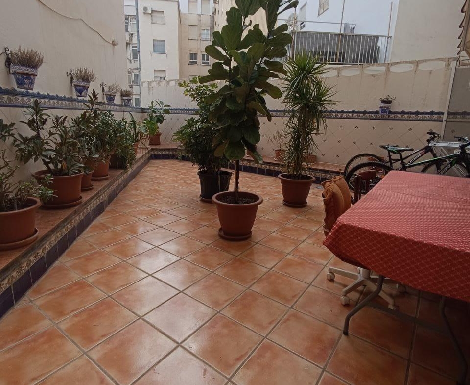 Comfort in the Heart of Gandia: Spacious Apartment with 4 Bedrooms and Proximity to the Railway Stat