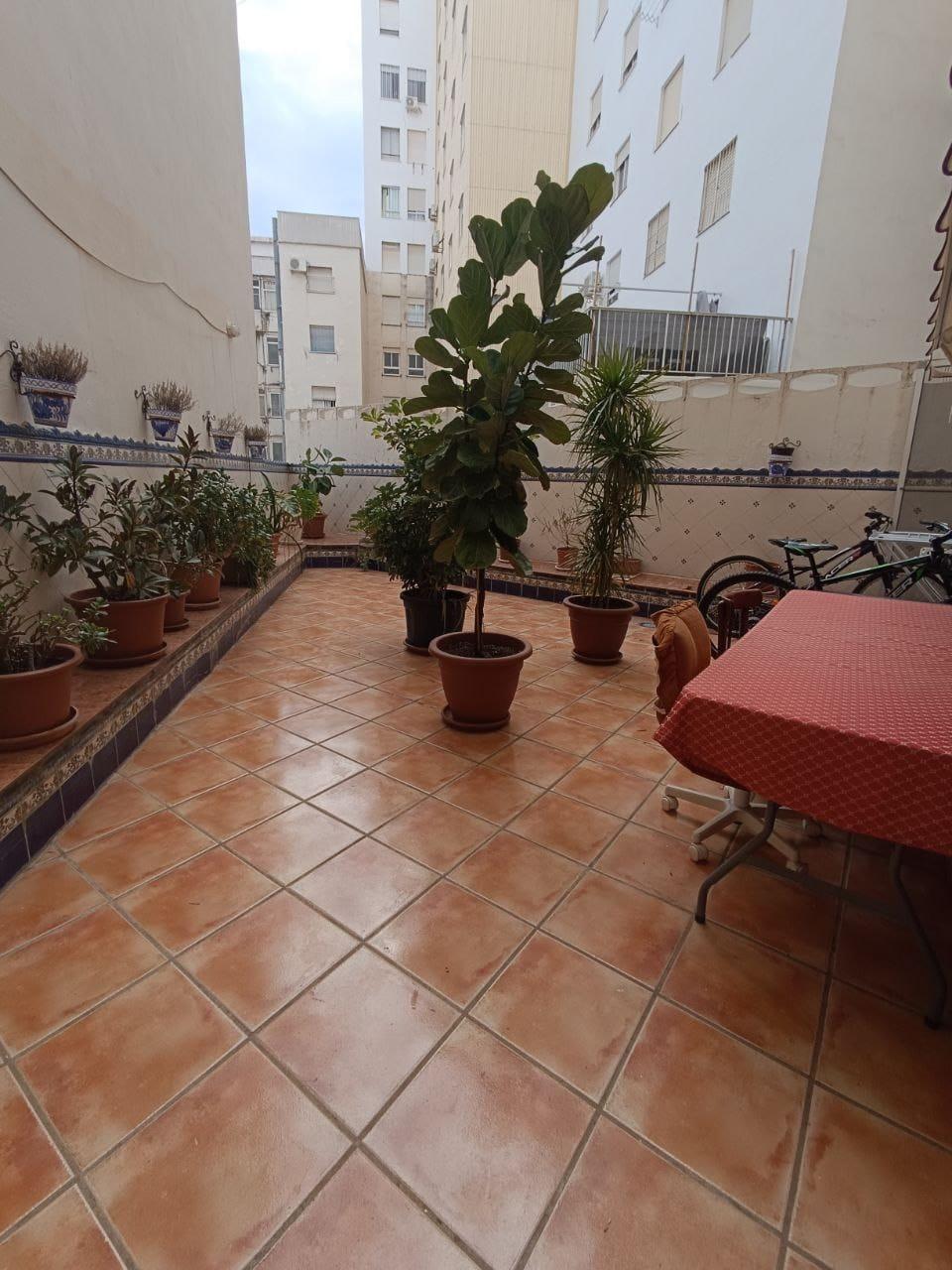 1-4-51 Comfort in the Heart of Gandia: Spacious Apartment with 4 Bedrooms and Proximity to the Railway Stat