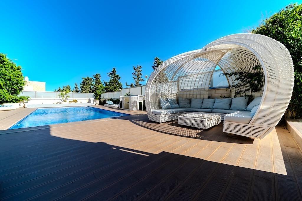 LUXURY VILLA 300 METERS FROM LA MATA BEACH. 5 BEDROOMS. 4 BATHROOMS. SURFACE AREA 438 M2. PLOT 790 M2.