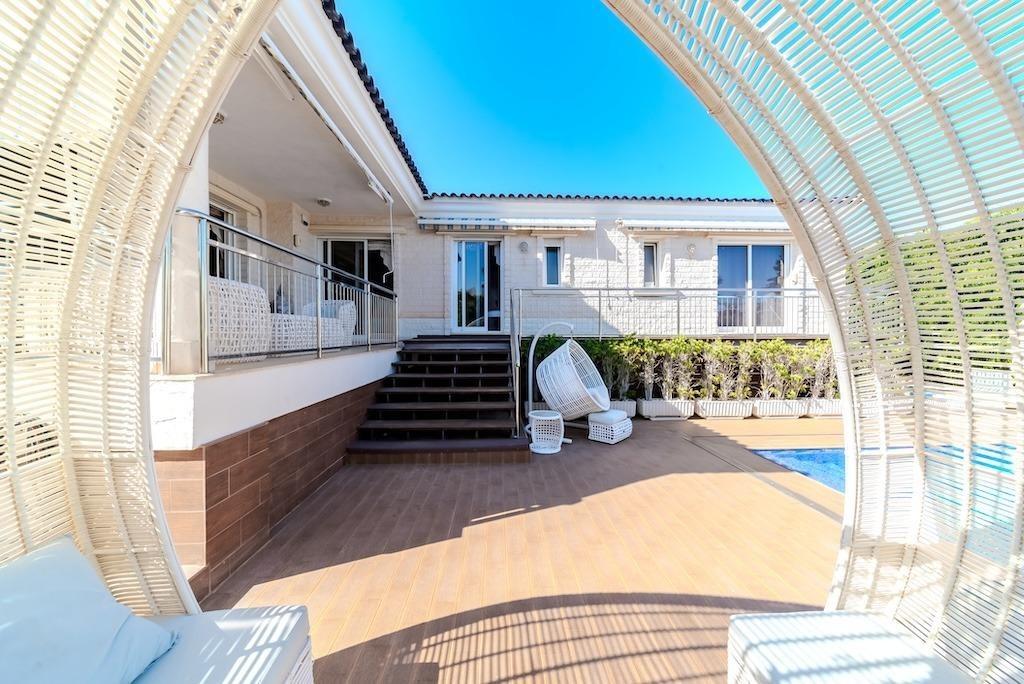 LUXURY VILLA 300 METERS FROM LA MATA BEACH. 5 BEDROOMS. 4 BATHROOMS. SURFACE AREA 438 M2. PLOT 790 M2.