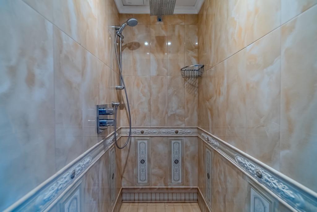 LUXURY VILLA 300 METERS FROM LA MATA BEACH. 5 BEDROOMS. 4 BATHROOMS. SURFACE AREA 438 M2. PLOT 790 M2.