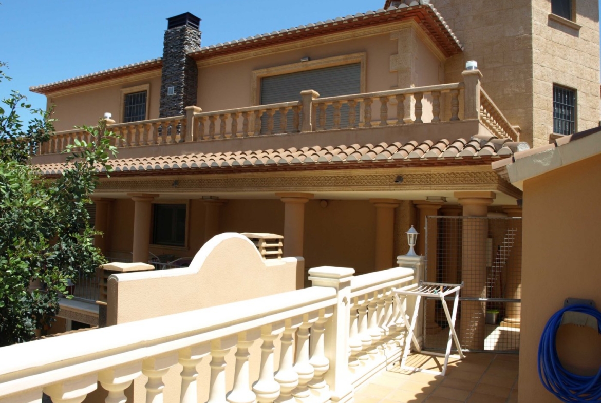 FINCA WITH LUXURY VILLA AND TWO TOWNHOUSES