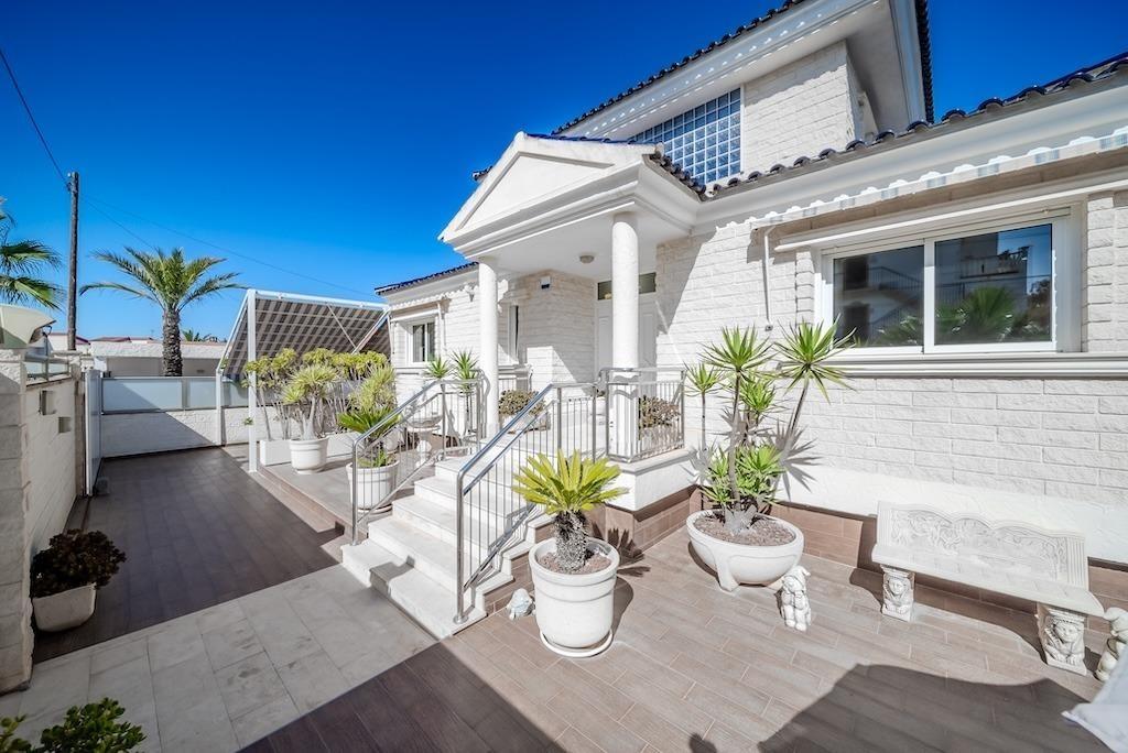 LUXURY VILLA 300 METERS FROM LA MATA BEACH. 5 BEDROOMS. 4 BATHROOMS. SURFACE AREA 438 M2. PLOT 790 M2.