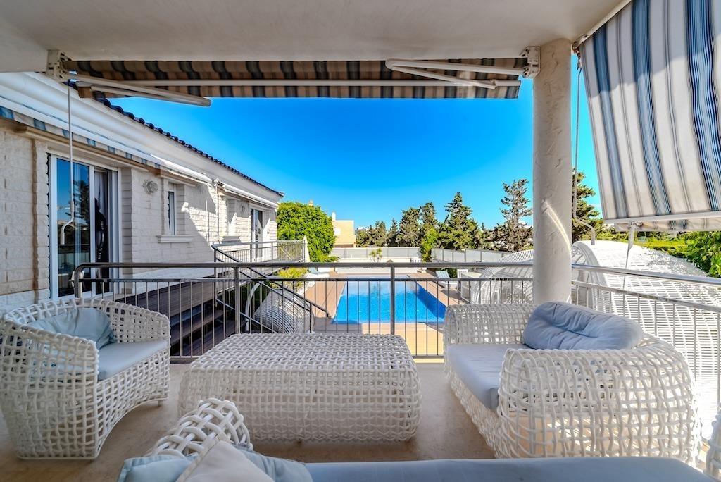LUXURY VILLA 300 METERS FROM LA MATA BEACH. 5 BEDROOMS. 4 BATHROOMS. SURFACE AREA 438 M2. PLOT 790 M2.