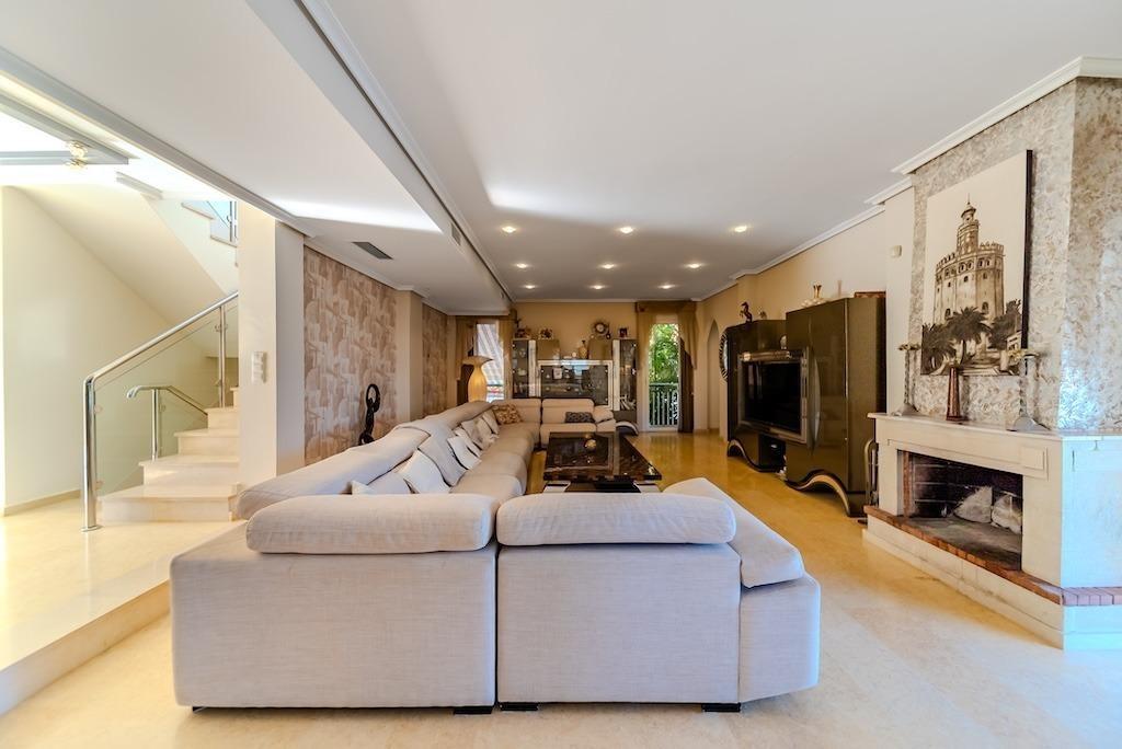 LUXURY VILLA 300 METERS FROM LA MATA BEACH. 5 BEDROOMS. 4 BATHROOMS. SURFACE AREA 438 M2. PLOT 790 M2.