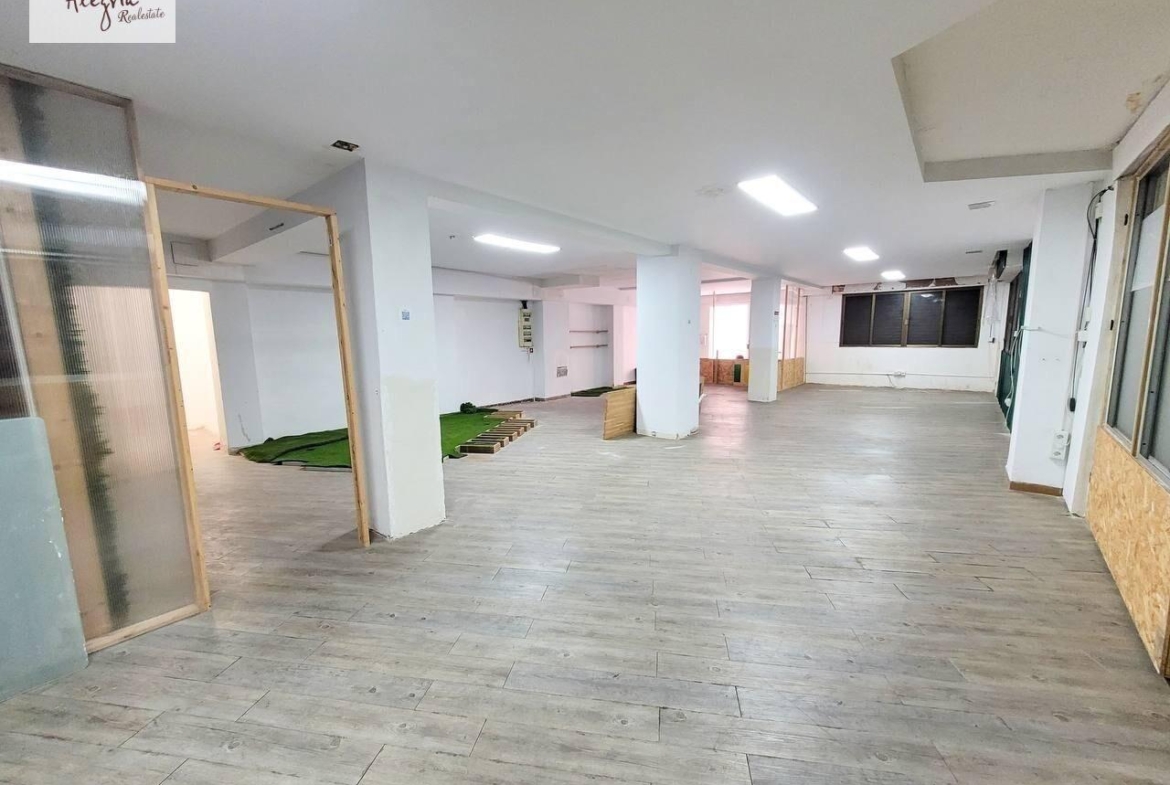 An excellent investment property is offered for sale in one of Valencia’s most promising neighborhoods — Benicalap