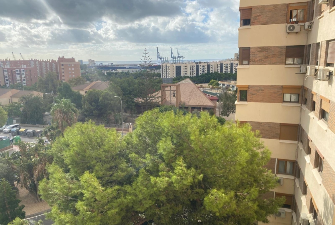 Oportunidad!Un piso totalmente exterior con vistas al mar en urbanización cerrada