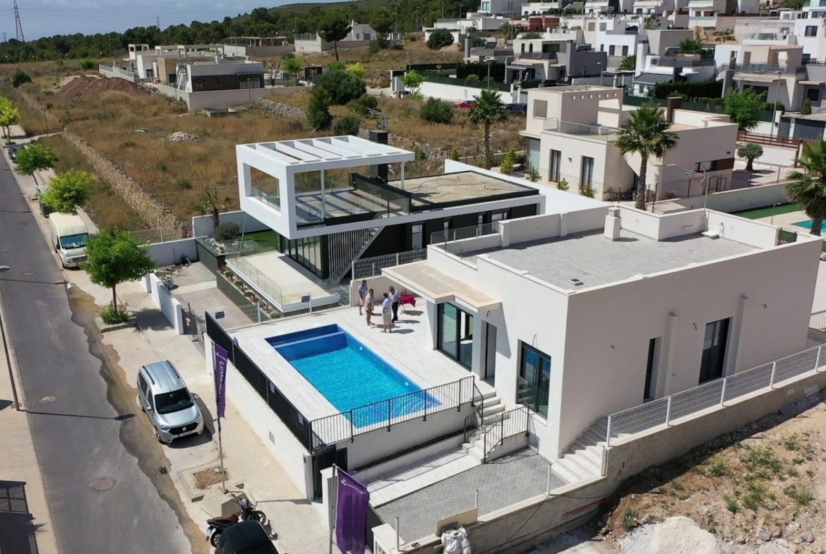 BRAND NEW VILLAS ON ONE LEVEL IN POLOP !!!