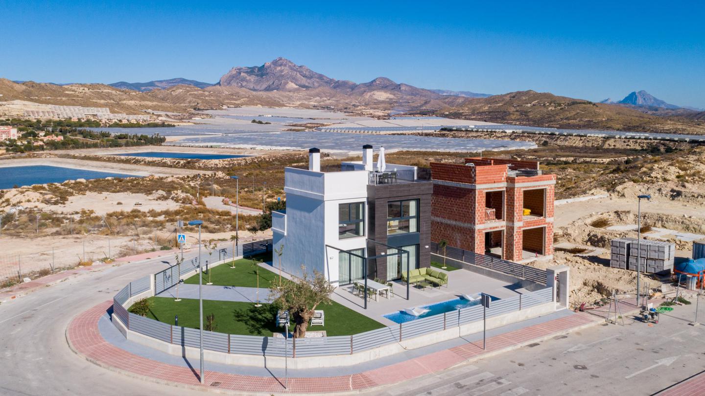 1-5-4 Ontwikkeling van onafhankelijke nieuwe bouwvilla’s, met privé zwembad en moderne afwerkingen.
