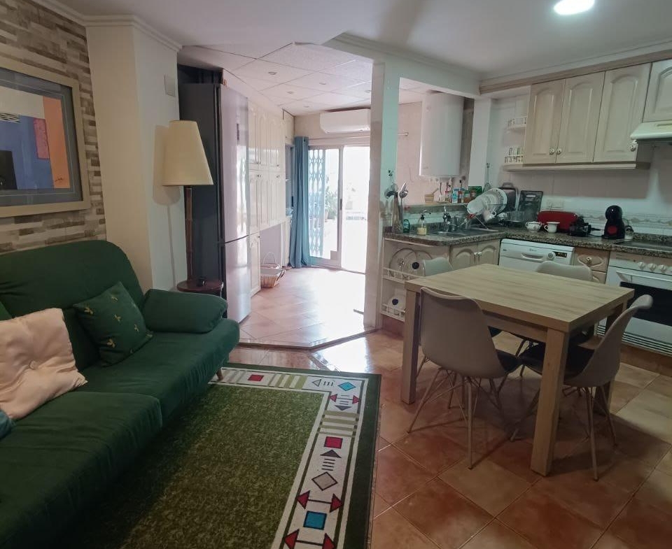 Comfort in the Heart of Gandia: Spacious Apartment with 4 Bedrooms and Proximity to the Railway Stat