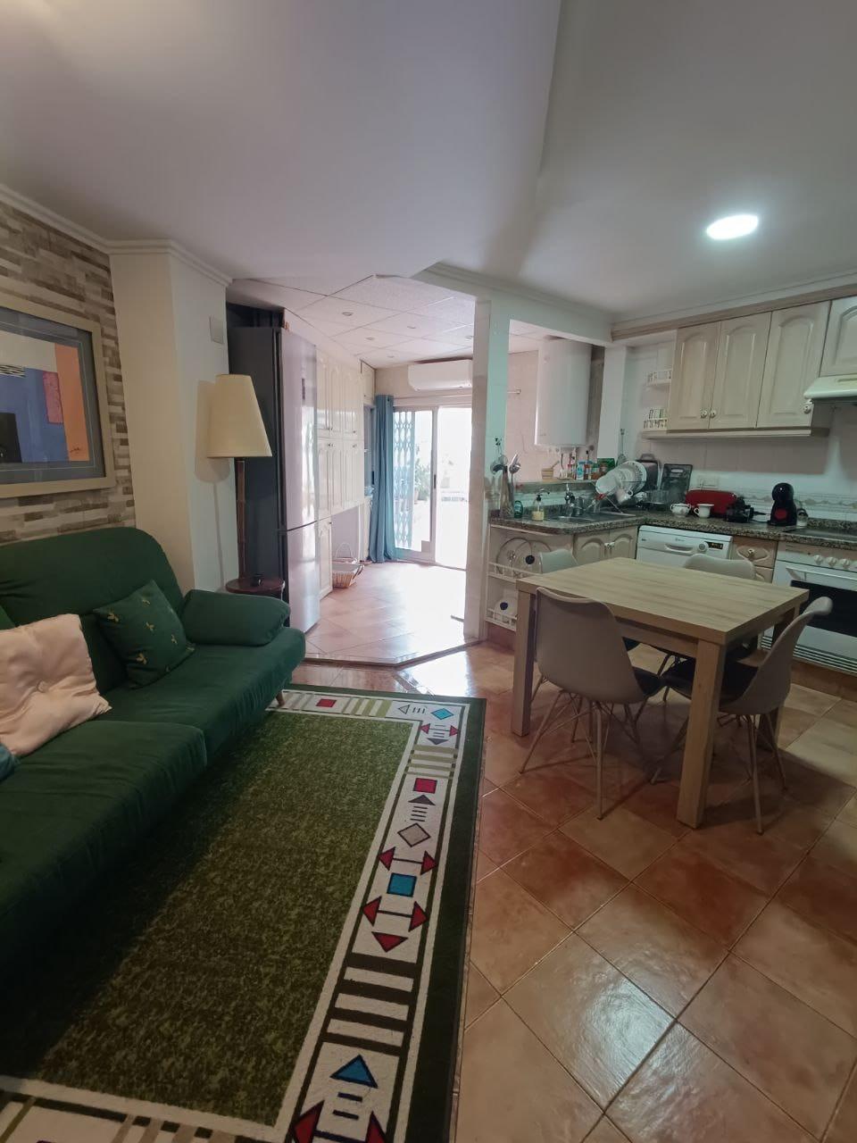 1-5-50 Comfort in the Heart of Gandia: Spacious Apartment with 4 Bedrooms and Proximity to the Railway Stat