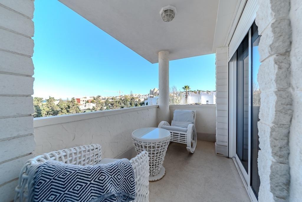 LUXURY VILLA 300 METERS FROM LA MATA BEACH. 5 BEDROOMS. 4 BATHROOMS. SURFACE AREA 438 M2. PLOT 790 M2.