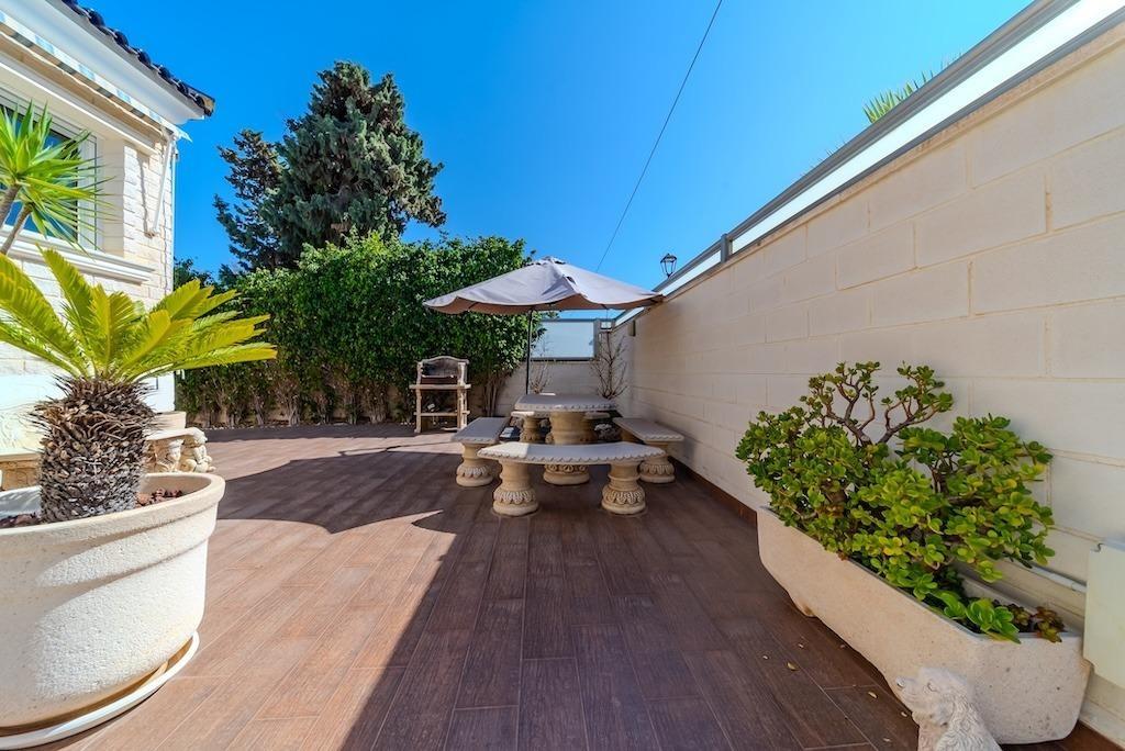 LUXURY VILLA 300 METERS FROM LA MATA BEACH. 5 BEDROOMS. 4 BATHROOMS. SURFACE AREA 438 M2. PLOT 790 M2.