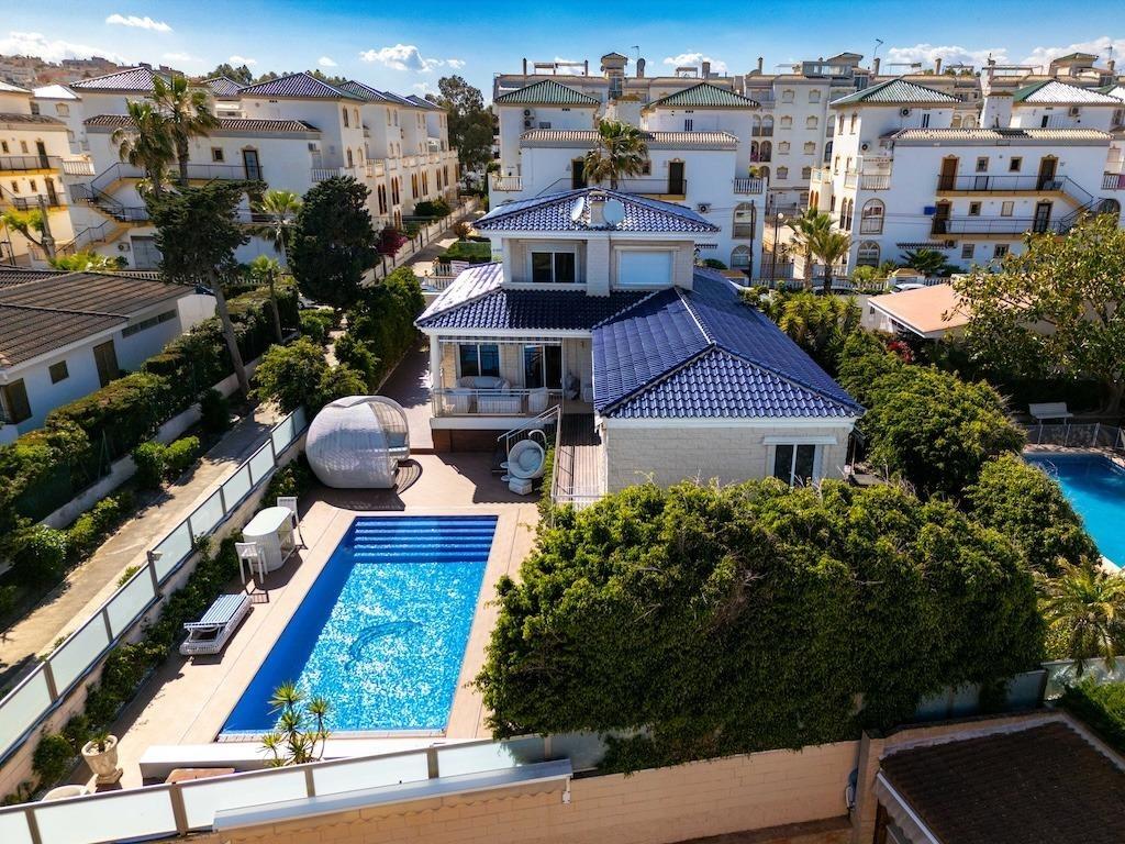 LUXURY VILLA 300 METERS FROM LA MATA BEACH. 5 BEDROOMS. 4 BATHROOMS. SURFACE AREA 438 M2. PLOT 790 M2.