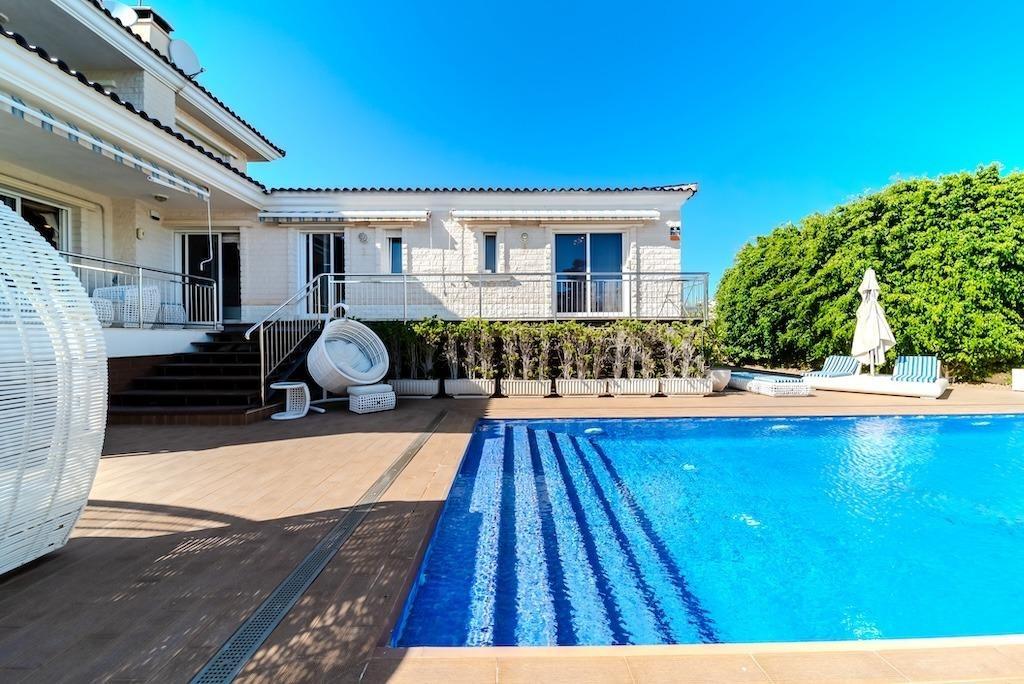 LUXURY VILLA 300 METERS FROM LA MATA BEACH. 5 BEDROOMS. 4 BATHROOMS. SURFACE AREA 438 M2. PLOT 790 M2.